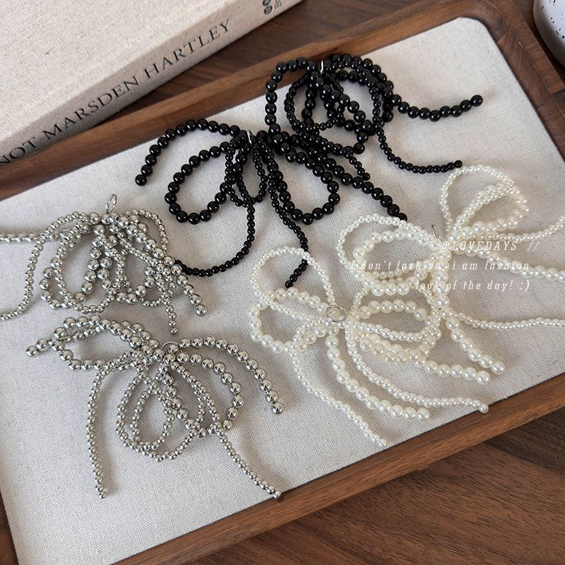 Tie Clip Silver - زينة حذاء بفيونكة لؤلؤية وشرابة، باللون