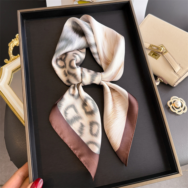 وشاح نسائي فاخر مربع الشكل من  - مراجعة Scarf Silk Square وسعره